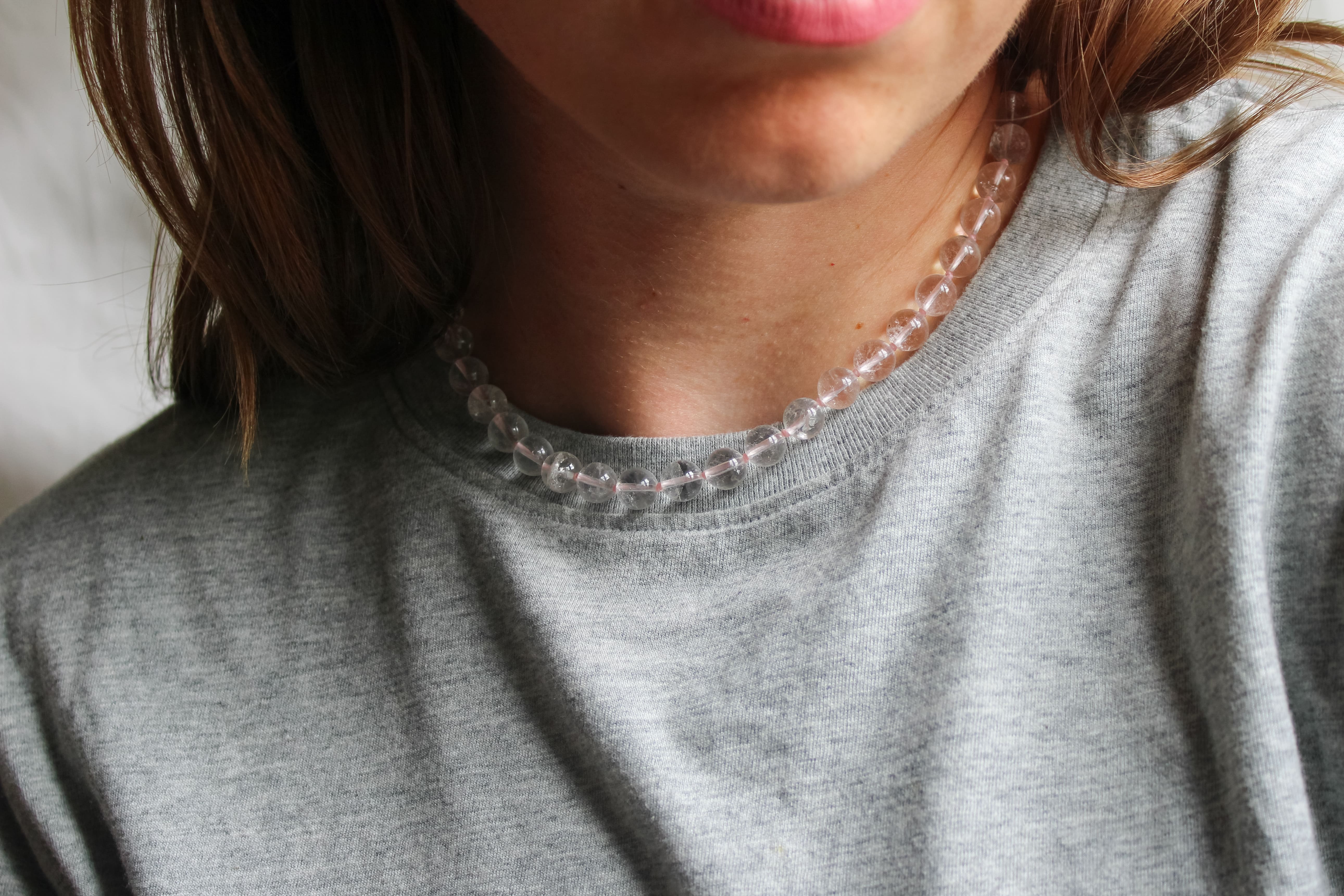 Sieraden combineren bij een minimalistische garderobe