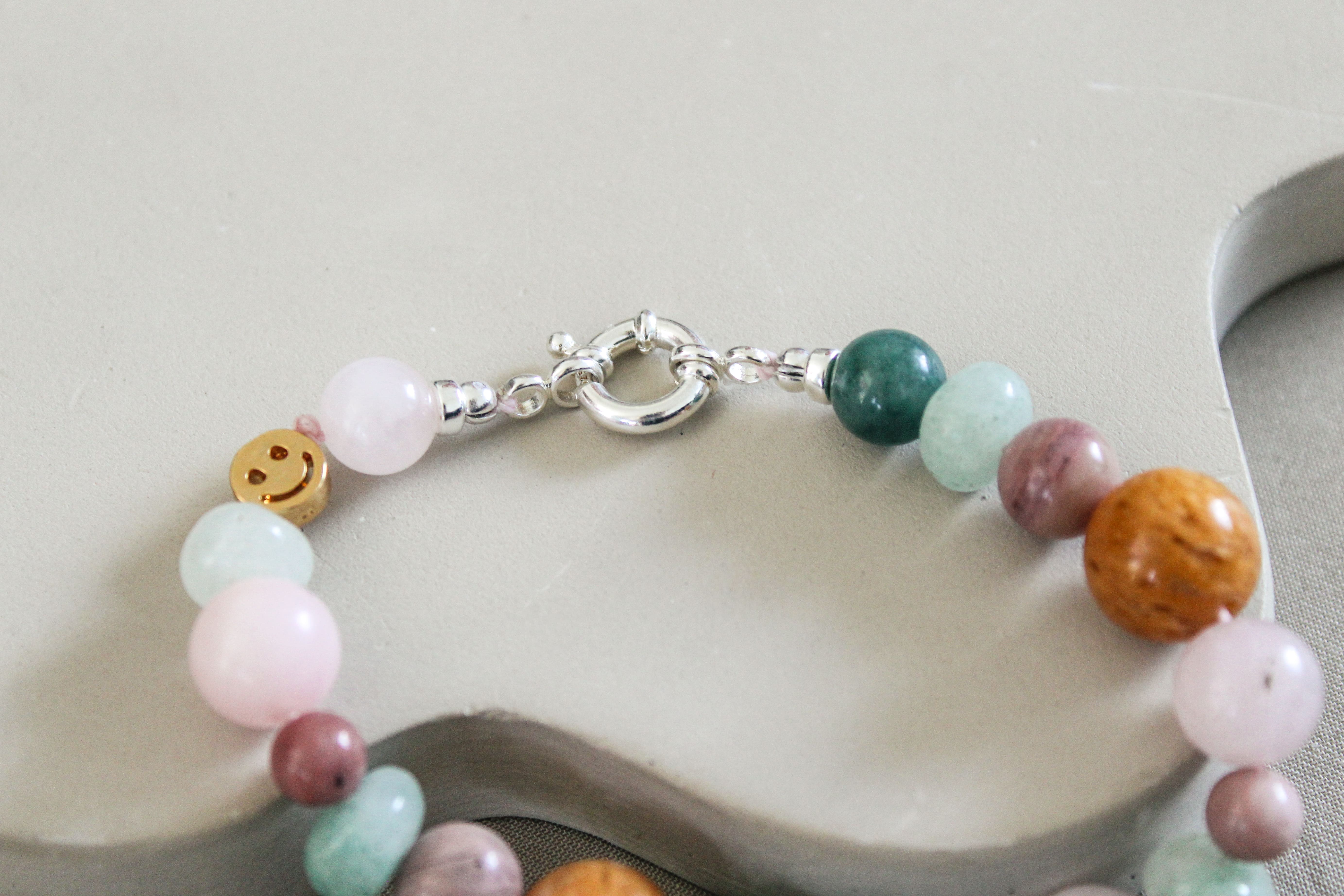 Sieraden combineren: Zo draag je verschillende materialen