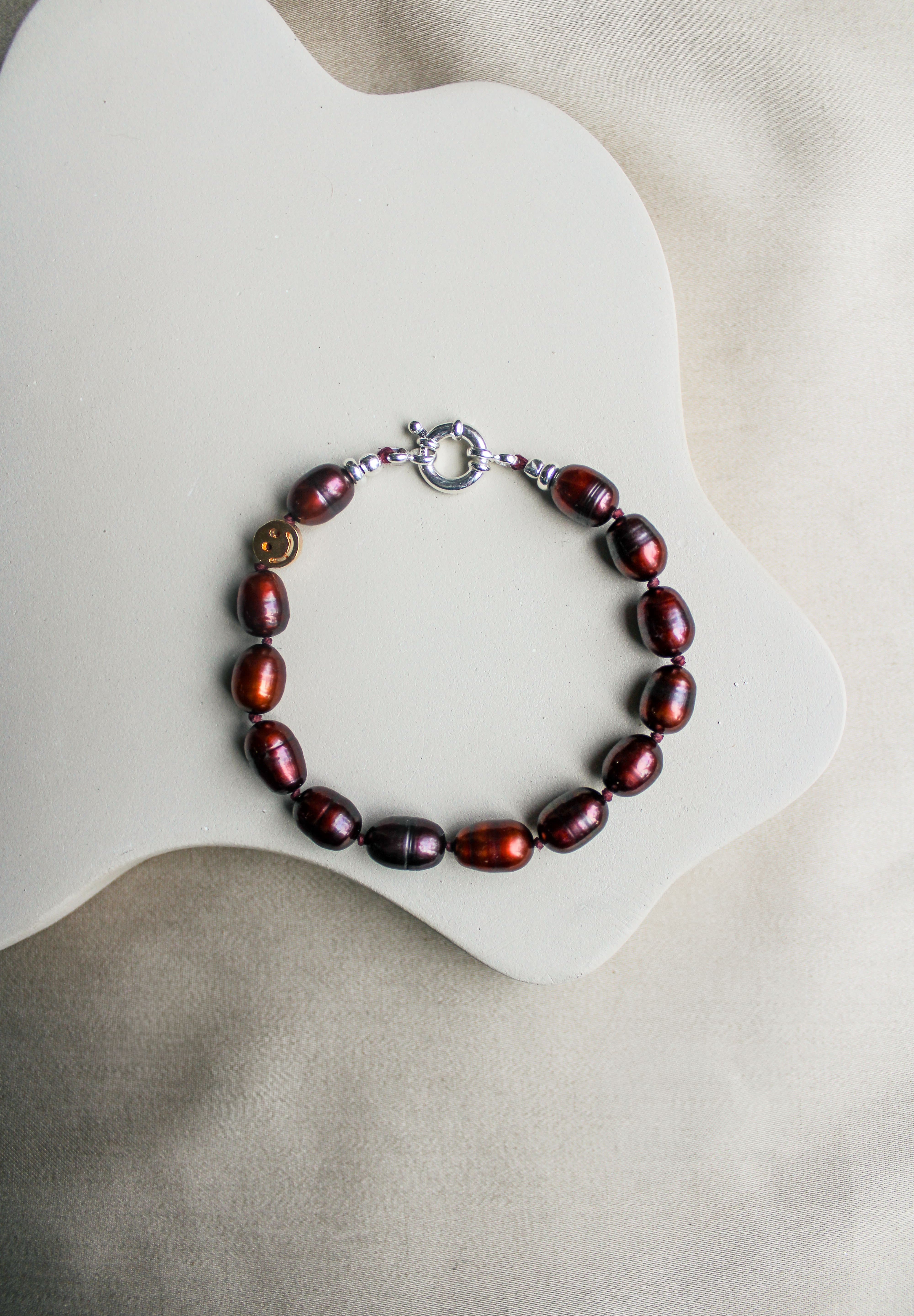 Duurzame burgundy parel armband, handgemaakte sieraden
